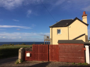 The Old Coastguard Lookout with Hot Tub and Huge Sea Views